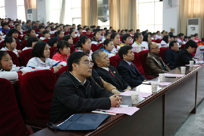 駐馬店中級人民法院,平輿縣人民法院法官共同走進平輿縣二中西校區為